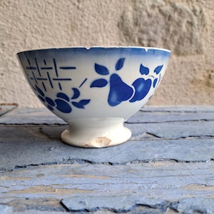 Antike 1930er extra große Cafe au lait Schüssel mit blauer Apfelbirnenblume, GIEN Frankreich Kaffee französische Weinleseteeschokoladenküche Frühstücksküche