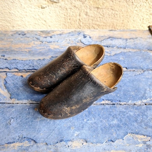 1800er Set 2 Leder und Holzschuhe Clogs, Französisch Vintage, antike Clogs, Kinder Farmer Schuhsammlung Wandbehang