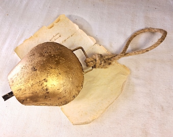 Grande cloche de vache suisse avec boucle pour accrocher et son fort et brillant, véranda de porche de porche de carillon de porte de heurtoir de cloche de corde de corde de corde rustique vintage