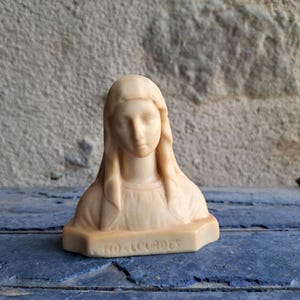 Signierte gewachste Kreidefigur Jungfrau Maria Büste, signiert C.H MAILLARD, ND.LOURDES, Gips antike religiöse Heilige Teresa Heilige Madonna Ikone