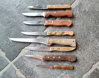 Ensemble de 8 couteaux de cuisine français vintage de marques mixtes PRADEL avec manches en bois, ustensile, vintage français