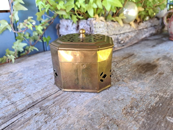 Simple Moroccan brass potpourri box, French vinta… - image 4