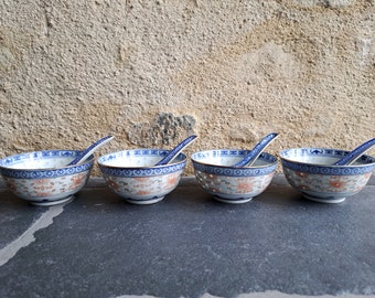 Set aus 4 chinesischen Suppenschüsseln und Löffeln, blauen chinesischen Nudelsuppenschüsseln und Löffeln, orientalischem Suppenset, blauen und weißen asiatischen Schüsseln mit Löffeln