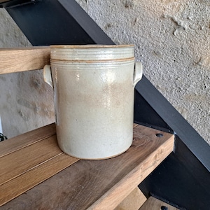 蓋付きアンティークベージュ釉コンフィオリーブポット、フランスヴィンテージ、陶器保存瓶、壷、おたま、木製スプーンホルダー