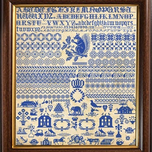 Op de afbeelding: Een vintage kruissteek sampler met een blauw en wit kleurenschema. De sampler bevat verschillende ontwerpen, waaronder letters, cijfers, randen en een eekhoorn. De tekst op de sampler bevat het alfabet, cijfers en het woord "Bijbel".