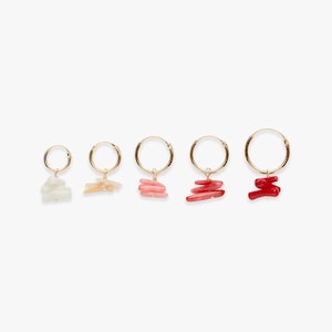 Minimalistischer goldener Creolenohrring mit Korallensplitter-Anhänger | Weiß, Rosa, Orange, Rot | Preis pro Stück bzw. Paar | Goldgefüllt und Vermeil-Gold