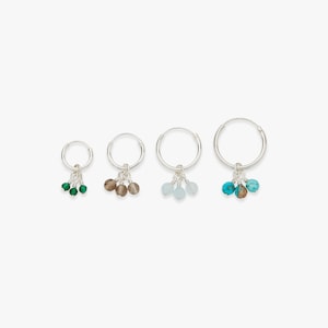 Minimalistische zilveren creool oorbel met Cut Pebble bunch edelsteen hanger | Prijs per stuk of per paar | .925 sterling zilver