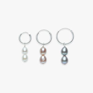 Minimalistische zilveren creool oorbel met twee zoetwaterparels | Dubbel parel hangertje | Prijs per stuk of per paar | Sterling zilver