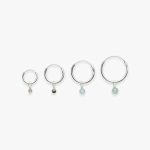 Minimalistischer silberner Creolen-Ohrring mit glattem Kieselstein-Anhänger | Kleiner Edelstein | Pro Stück oder pro Paar | 925er Sterlingsilber