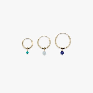 Minimalistischer goldener Creolen-Ohrring mit glattem Kieselstein-Anhänger | Preis pro Stück oder pro Paar | 14 Karat Gold gefüllt & Vermeil-Gold