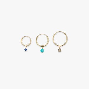 Minimalistische Creole aus Gold mit Anhänger aus geschliffenem Kieselstein | Preis pro Stück oder Paar | 14 Karat Gold gefüllt & 5 Mikron Vermeil-Gold