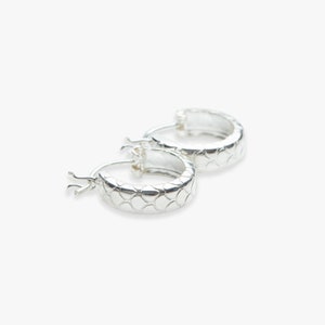 Mermaid Skin creool oorbel met clipsluiting | Zilveren oorbel met structuur | Prijs per stuk of per paar | .925 sterling zilver