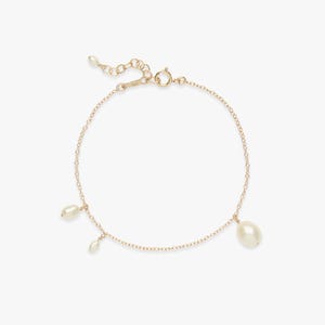 Pulsera asimétrica de perlas | Pulsera de perlas doradas con perlas de agua dulce | Colgantes de perlas blancas | Chapado en oro de 14k