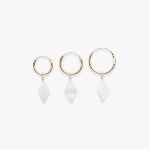 Boucle d'oreille créole minimaliste en or avec pendentif en nacre et diamant | Nacre | Prix par pièce ou par paire | Or rempli et vermeil 5 microns