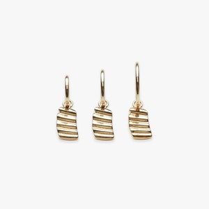 Minimalistische gouden creool oorbel met Little Sun of a Beach hanger | Schelp | Per stuk of per paar | Waterproof | 5 micron vermeil goud