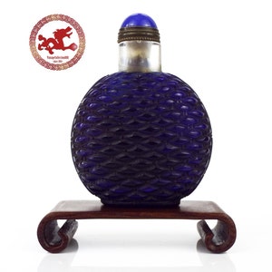 Antigua Snuff Bottle china de cristal azul tallado con patrón de canasta tejida alrededor de la botella, Snuff bottle de cristal tallado
