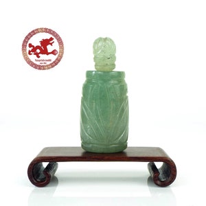 Antigua SNUFF BOTTLE CHINA Siglo 20 tallada en aventurina verde con patrones de flores de loto, Pequeña Snuff Bottle de época Dinastía Qing