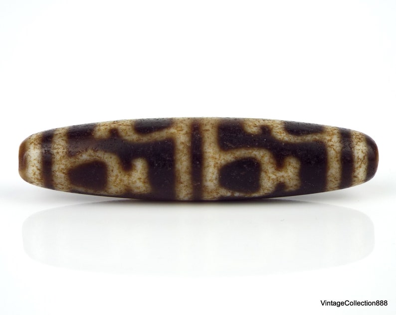 Antique, rare and powerful agate bead Dzi, Tibetan DZI quot;8 A Antique, rare and powerful agate bead Dzi, Tibetan DZI quot;8 A