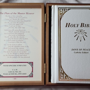 1991 Bible Colombe de la paix édition catholique avec boîte en bois de cèdre Excellent état