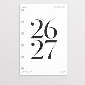 Könnte beinhalten: Rustikales Holzschild mit dem Text "Welcome to our home" in handschriftlichem Stil. Das Schild hat eine Used-Optik und ein schlichtes, einladendes Design, ideal für die Eingangsbereichsdekoration.