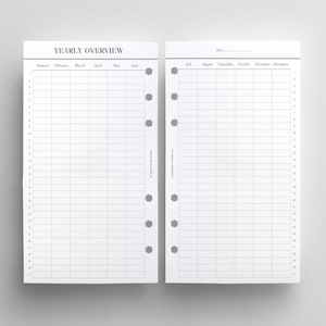Op de afbeelding: Een printbare jaaroverzichtplanner met twee pagina's, één voor januari tot en met juni en de andere voor juli tot en met december. Elke maand heeft 31 genummerde rijen en 7 kolommen voor elke dag van de week. De planner is ontworpen voor gebruik met een disc-bound plannersysteem.