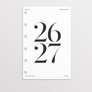 Könnte beinhalten: Ein weißer Wochenplaner-Einsatz mit dem Text "Twenty 26 to 27" in einer fetten, eleganten Schriftart. Oben und unten auf dem Einsatz steht "2026-2027" und "Weekly Planner". Auf der Unterseite des Einsatzes steht "Week on Two Pages 2026-27 Edition."