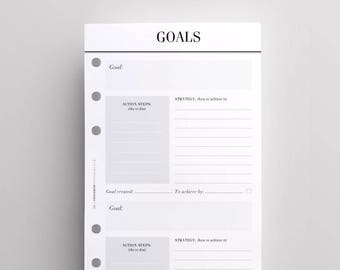 Puede incluir: Una hoja de inserción para agenda en color blanco con el título GOALS en texto negro. La página presenta dos secciones para objetivos, cada una con campos para Action Steps, Strategy, Goal created y To achieve by. Tiene seis agujeros circulares.