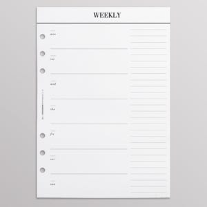 Peut inclure: Une page de planificateur hebdomadaire avec un en-tête noir qui dit "WEEKLY". La page est divisée en sept sections pour chaque jour de la semaine : lundi, mardi, mercredi, jeudi, vendredi, samedi et dimanche. Chaque section a un espace vide pour écrire et une série de lignes pour les notes.