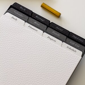 Divisori per agenda personalizzabili con linguetta superiore, cartoncino in pelle a 4 linguette / formato A5 o personale / oltre 30 etichette tra cui scegliere / linguette minimaliste per agenda immagine 3