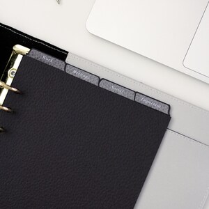 Divisori per agenda personalizzabili con linguetta superiore, cartoncino in pelle a 4 linguette / formato A5 o personale / oltre 30 etichette tra cui scegliere / linguette minimaliste per agenda immagine 5
