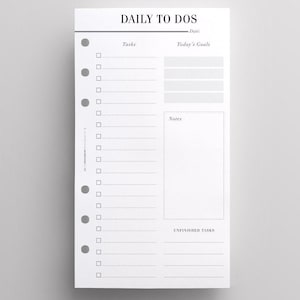 Peut inclure: Un modèle de liste de tâches quotidiennes imprimable blanc avec un en-tête noir qui dit "DAILY TO DOS". L'imprimable comporte des sections pour les tâches, les objectifs du jour, les notes et les tâches inachevées.