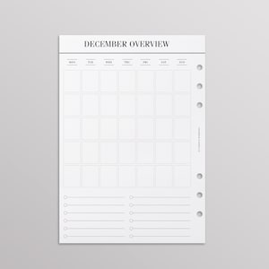 Op de afbeelding: Een witte planner-inlegpagina met de titel DECEMBER OVERVIEW in een zwart schreeflettertype. De lay-out bevat een maandkalenderraster met stippellijnen voor de dagen van de week en twee kolommen met horizontale lijnen en ronde opsommingstekens.