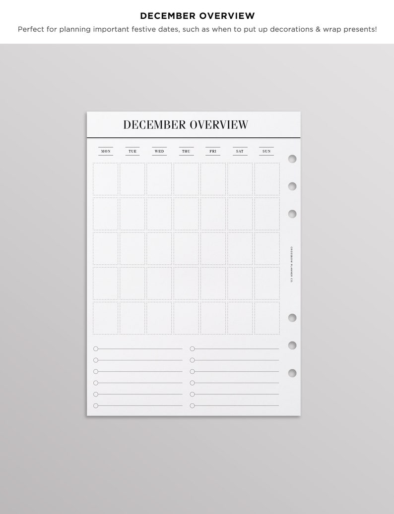 Op de afbeelding: Een witte planner-inlegpagina met de titel DECEMBER OVERVIEW in een zwart schreeflettertype. De lay-out bevat een maandkalenderraster met stippellijnen voor de dagen van de week en twee kolommen met horizontale lijnen en ronde opsommingstekens.