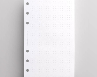 Può includere: Una pagina di ricarica per agenda rettangolare bianca con un motivo a griglia di punti. La sezione superiore include il testo stampato DATE: e TITLE:. Il margine sinistro contiene sei fori circolari e il testo verticale CROSSBOW PLANNER.