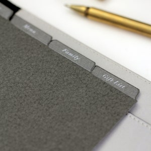 Divisori per agenda personalizzabili con linguetta superiore, cartoncino in pelle a 4 linguette / formato A5 o personale / oltre 30 etichette tra cui scegliere / linguette minimaliste per agenda immagine 8