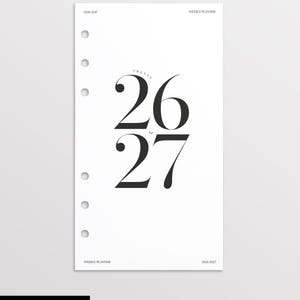 Peut inclure: Une insertion de planificateur blanche avec le texte "TWENTY 26 to 27" dans une police de caractères audacieuse et élégante. Le haut et le bas de l'insert indiquent "WEEKLY PLANNER" et "2026-2027". Le bas de l'insert porte le texte "WEEK ON TWO PAGES 2026-27 Edition".