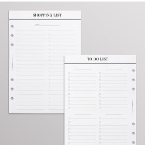 Op de afbeelding: Twee witte A5-plannerpagina's met zwarte tekst en lijnen. E&eacute;n pagina is getiteld SHOPPING LIST met twee kolommen met selectievakjes en lijnen. De andere pagina is getiteld TO DO LIST met vier secties met lijnen en ronde selectievakjes.