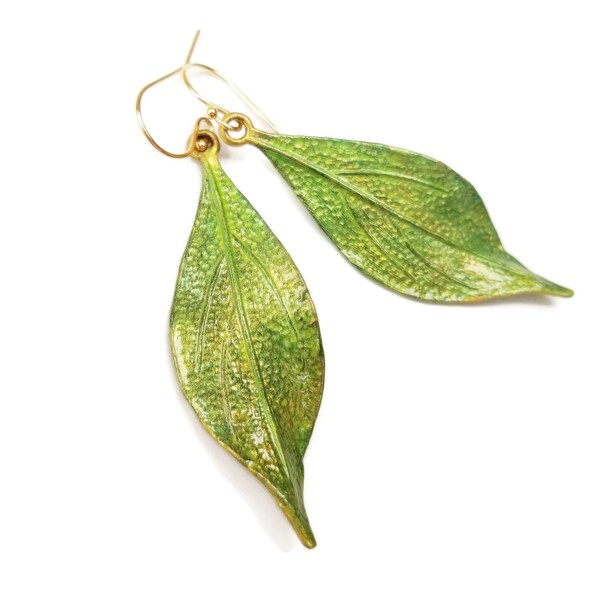 Boucles d'oreilles feuille verte avec fils d'oreilles remplis d'or - Boucles d'oreilles or vert - Feuilles bohèmes peintes à la main - Bijoux nature - Boucles d'oreilles Woodland Faerie