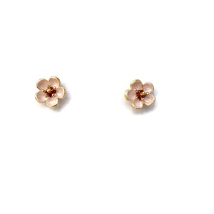 桜の花のアートジュエリー - 小さな手描きのピンクのスタッド - 高品質の手作りギフト - ポストに小さな桜のかわいい花が付いたイヤリング