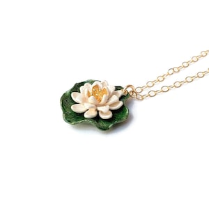 白い蓮の花のユリのパッドネックレス - 高品質のハンドメイドギフト - 自然のジュエリー - 緑、白い睡蓮、金張りまたはメッキのSSチェーン付き