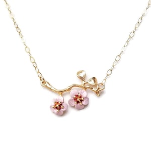 桜の花のチョーカーネックレス、イエローゴールド張りチェーン付き - 手描きの高品質ハンドメイドギフト - 小さなピンクの花と枝