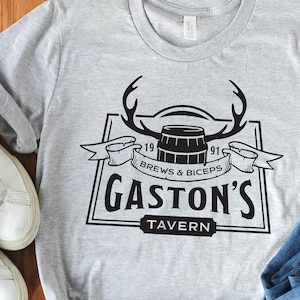 La taberna de Gastón, La bella y la bestia, Cervezas y bíceps, Bella, Hombres, Camisetas de vacaciones familiares, Cricut, Silhouette, SVG, PNG, Archivo de corte digital