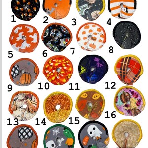 Peut inclure: Une collection de vingt bouchons de bouteille décoratifs avec divers motifs sur le thème d'Halloween. Les bouchons présentent des images de bonbons, de chauves-souris, de citrouilles, de fantômes, de crânes et d'autres motifs festifs. Chaque bouchon a un motif et une palette de couleurs uniques.