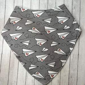 Bavaglino Bandana impermeabile per ragazzo adolescente Giorno di San Valentino Bisogni speciali Bavaglino sbavato per ragazza grande Sciarpe per dignità per adulti Aereo di carta Note d'amore Lettere d'amore Posta