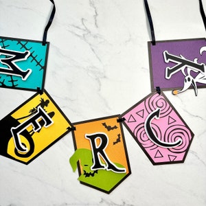 Puede incluir: Un banner de Halloween con letras negras que deletrean "ZERO" sobre un fondo colorido. Las letras est&aacute;n recortadas y superpuestas sobre el fondo. El banner est&aacute; decorado con murci&eacute;lagos, remolinos y una silueta de Jack Skellington.