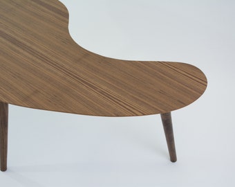 Mesa de centro con forma de riñón - Mediana, en nogal. Mesa de centro de mediados de siglo.