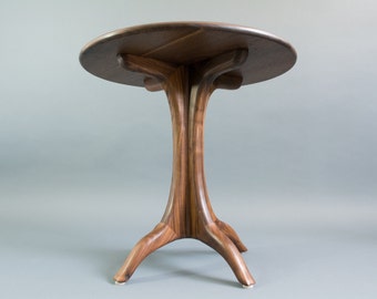 Mesa auxiliar de nogal inspirada en Maloof, de madera maciza de nogal.
