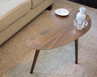 Mesa de centro con forma de riñón, de nogal - Versión pequeña. Mesa de centro de estilo moderno de mediados de siglo.