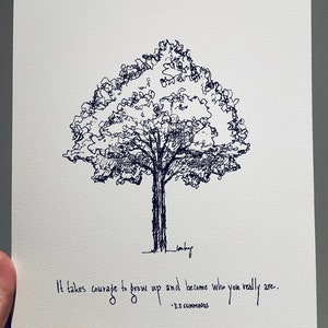 Young Tree "Ci vuole coraggio per crescere e diventare chi sei veramente." Stampa su carta fine art in bianco e nero con citazione ispiratrice