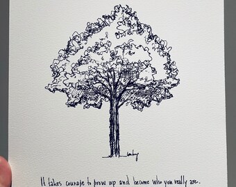 Può includere: Disegno a inchiostro nero e bianco di un albero con la citazione "Ci vuole coraggio per crescere ed essere chi sei veramente." - E.E. Cummings.